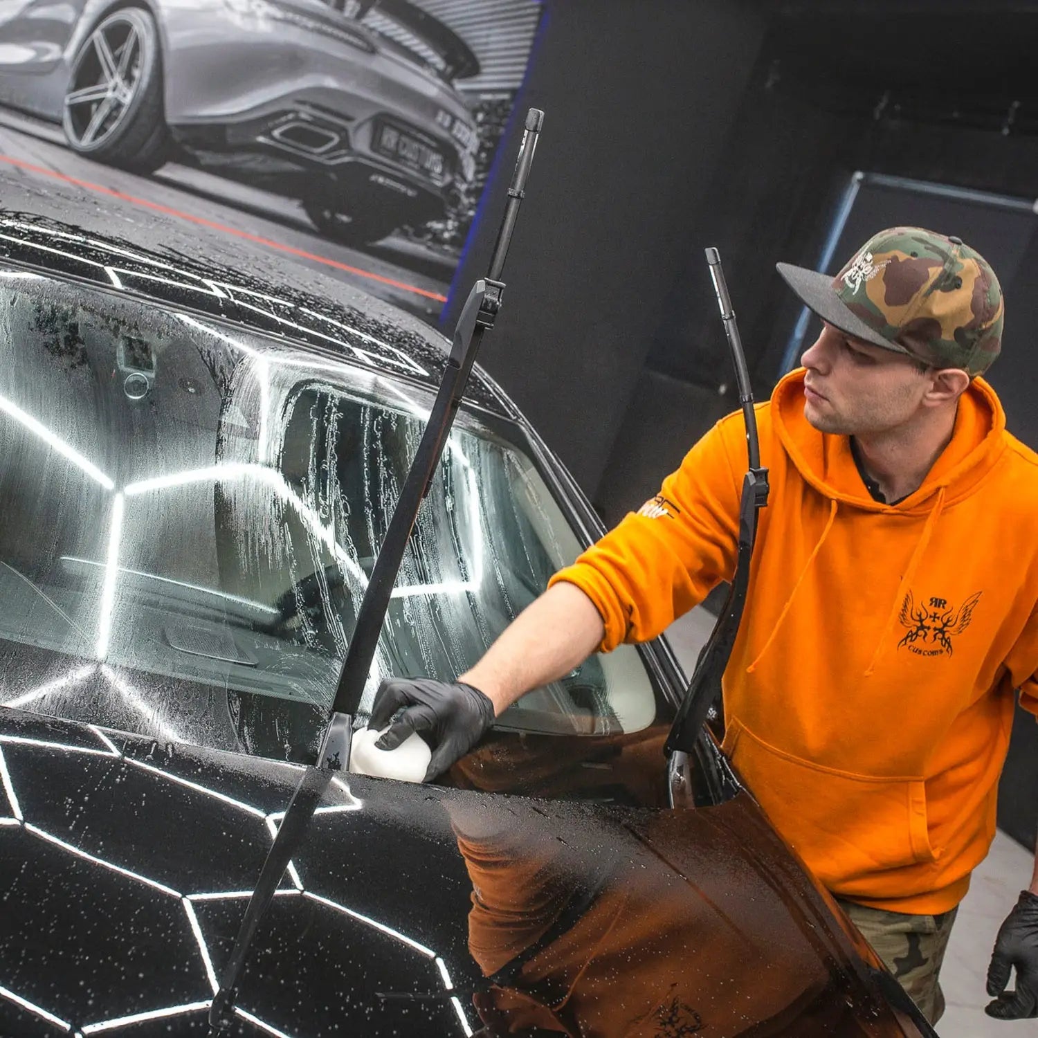 Auton lasien puhdistus- ja hoitotuotteet