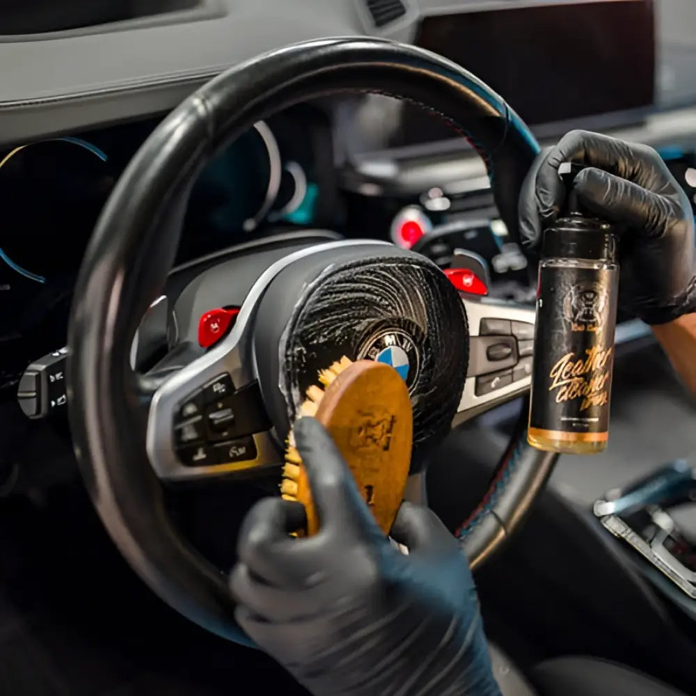 Auton sisätilojen puhdistus ja suoja-aineet