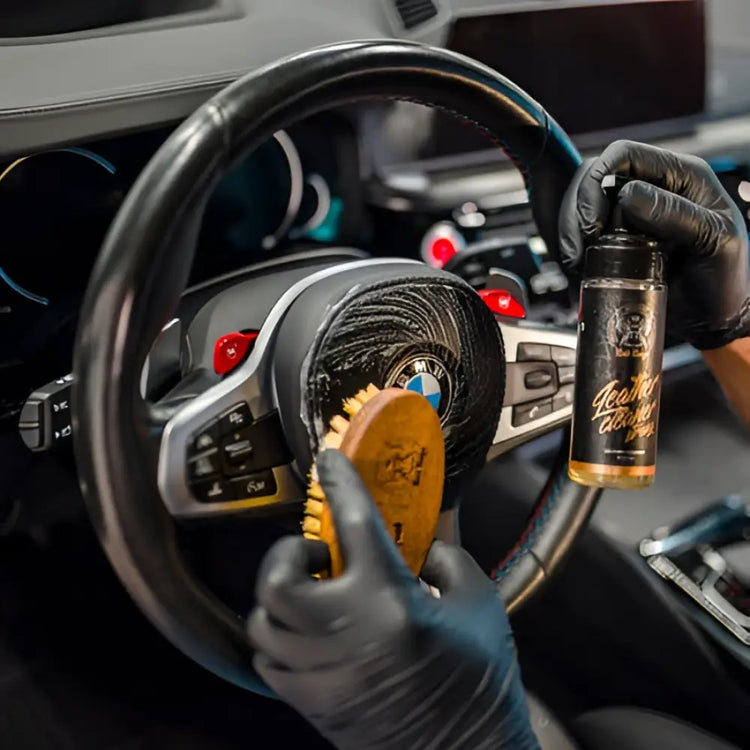 Auton sisätilojen puhdistus ja suoja-aineet