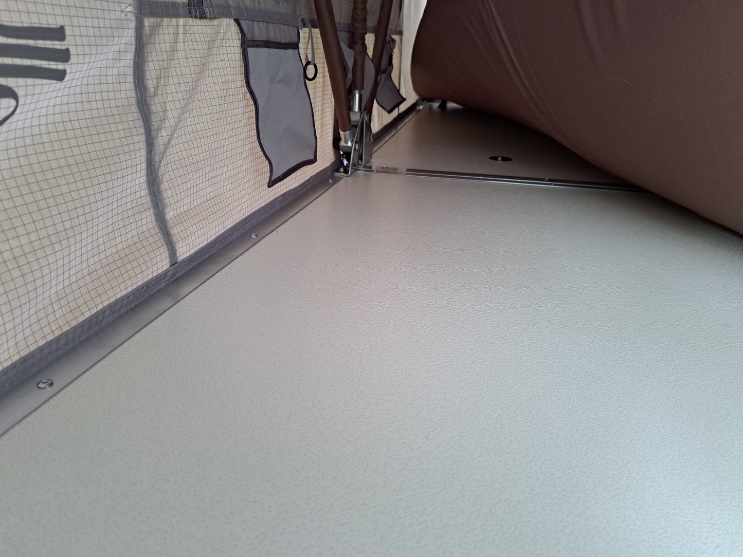 ILMA Auton kattoteltta lyhyt 1.4 HARMAA