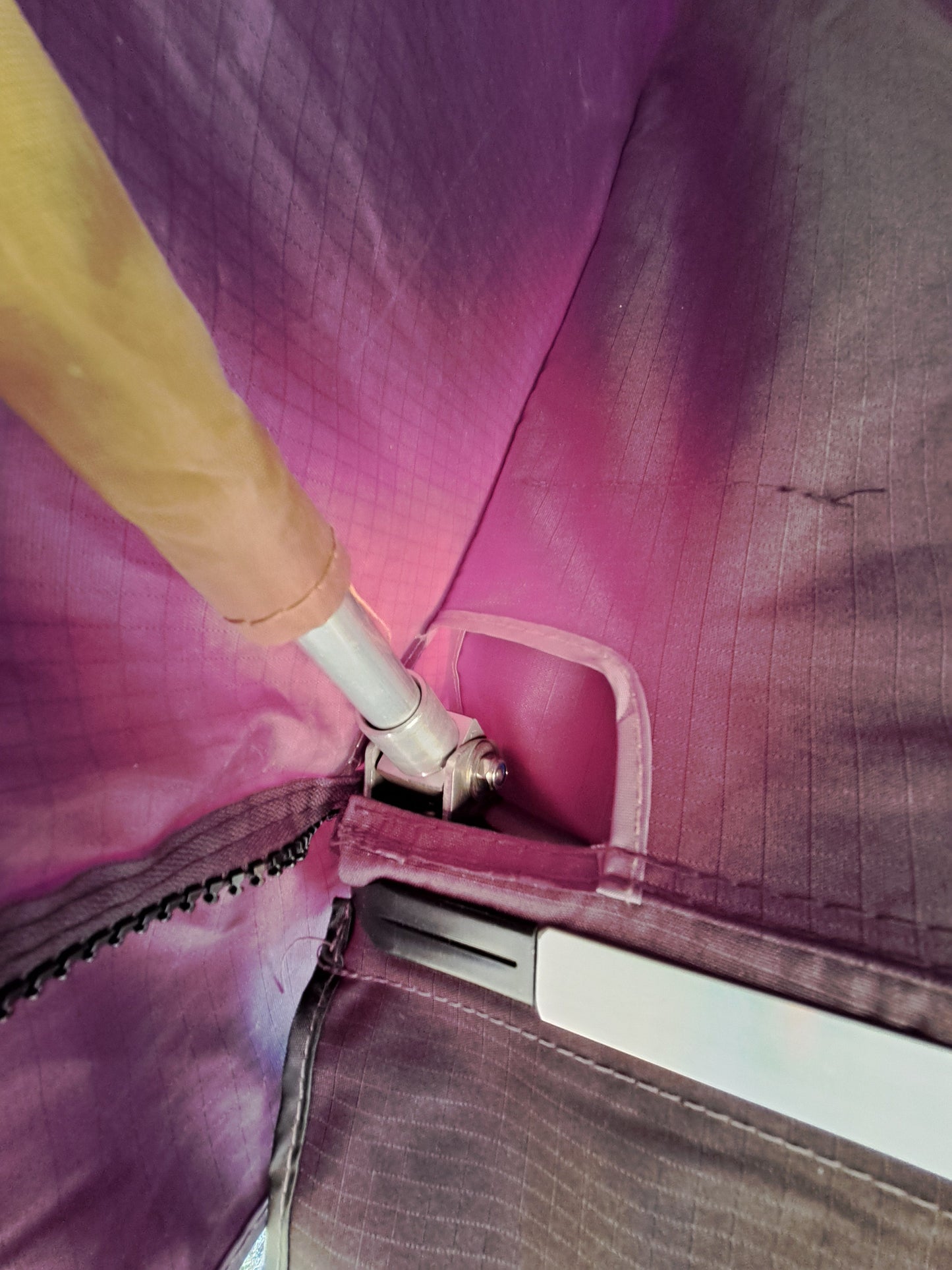 ILMA Auton kattoteltta, pitkä 1.6 MUSTA