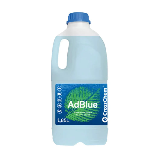 A 1.85l läpikuultava sininen muovipullo adbluea crosschemilta, sinisellä kierrekannella ja vihreällä lehtikuvioisella etiketillä